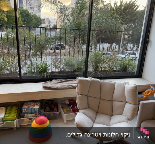 חלונות ויטרינה גדולים ונקיים בסלון דירה המציגים זכוכית שקופה ומבריקה